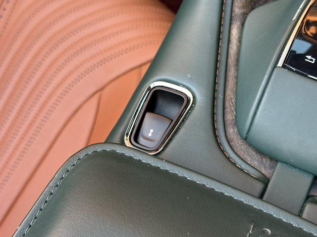 DB11 V8ヴォランテ/ダークグリーン/タン&グリーンツートンレザースティッチ入りシート/シートヒーター&ベンチレーション/アイボリーヘッドライナー/純正ナビ/純正20インチホイール/ゴールドキャリパー/(53枚目)