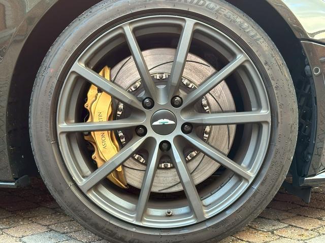 DB11 V8ヴォランテ/ダークグリーン/タン&グリーンツートンレザースティッチ入りシート/シートヒーター&ベンチレーション/アイボリーヘッドライナー/純正ナビ/純正20インチホイール/ゴールドキャリパー/(66枚目)