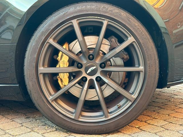 DB11 V8ヴォランテ/ダークグリーン/タン&グリーンツートンレザースティッチ入りシート/シートヒーター&ベンチレーション/アイボリーヘッドライナー/純正ナビ/純正20インチホイール/ゴールドキャリパー/(73枚目)