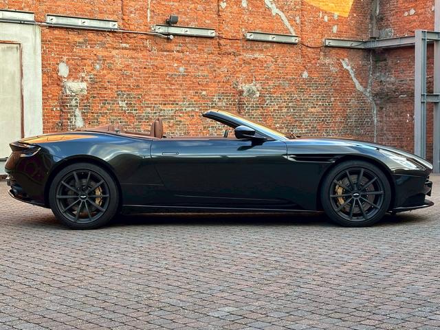 DB11 V8ヴォランテ/ダークグリーン/タン&グリーンツートンレザースティッチ入りシート/シートヒーター&ベンチレーション/アイボリーヘッドライナー/純正ナビ/純正20インチホイール/ゴールドキャリパー/(77枚目)