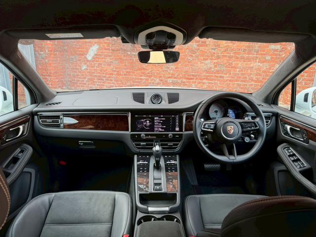 マカン マカンＧＴＳ　ＧＴＳインテリアＰＫＧ／スポーツエキゾースト／スポクロ／純正ナビ／レーンキープアシスト／シートヒーター／ＡＣＣ／ＥＴＣ／ハーフレザーシート／ＲＳスパイダーホイール（3枚目）