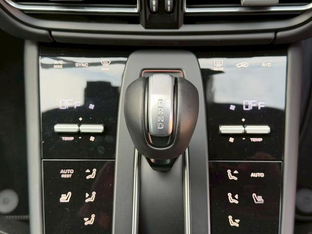 マカン マカンＧＴＳ　ＧＴＳインテリアＰＫＧ／スポーツエキゾースト／スポクロ／純正ナビ／レーンキープアシスト／シートヒーター／ＡＣＣ／ＥＴＣ／ハーフレザーシート／ＲＳスパイダーホイール（16枚目）