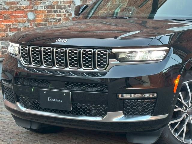 ジープ・グランドチェロキーＬ サミット　リザーブ　黒革／パノラマサンルーフ／シートヒーター／ベンチレーション／Ｍｃｌｎｔｏｓｈサウンド／デジタルインナーミラー／エアサス／純正ナビ・地デジ／全方位カメラ／Ａｐｐｌｅｃａｒｐｌａｙ／電動リアゲート／（3枚目）