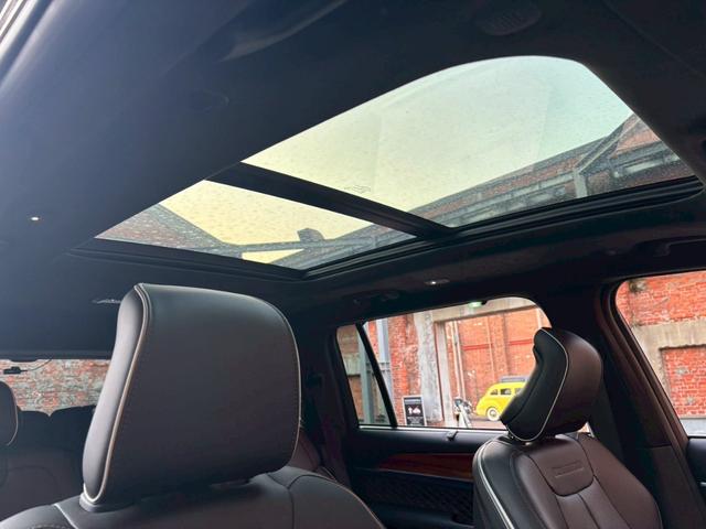 ジープ・グランドチェロキーＬ サミット　リザーブ　黒革／パノラマサンルーフ／シートヒーター／ベンチレーション／Ｍｃｌｎｔｏｓｈサウンド／デジタルインナーミラー／エアサス／純正ナビ・地デジ／全方位カメラ／Ａｐｐｌｅｃａｒｐｌａｙ／電動リアゲート／（4枚目）