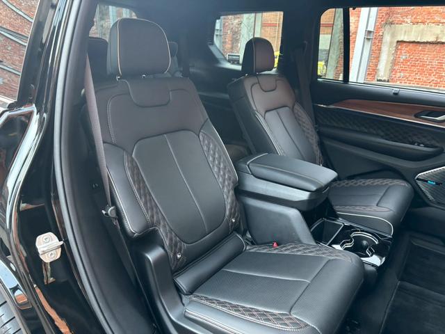 ジープ・グランドチェロキーＬ サミット　リザーブ　黒革／パノラマサンルーフ／シートヒーター／ベンチレーション／Ｍｃｌｎｔｏｓｈサウンド／デジタルインナーミラー／エアサス／純正ナビ・地デジ／全方位カメラ／Ａｐｐｌｅｃａｒｐｌａｙ／電動リアゲート／（5枚目）