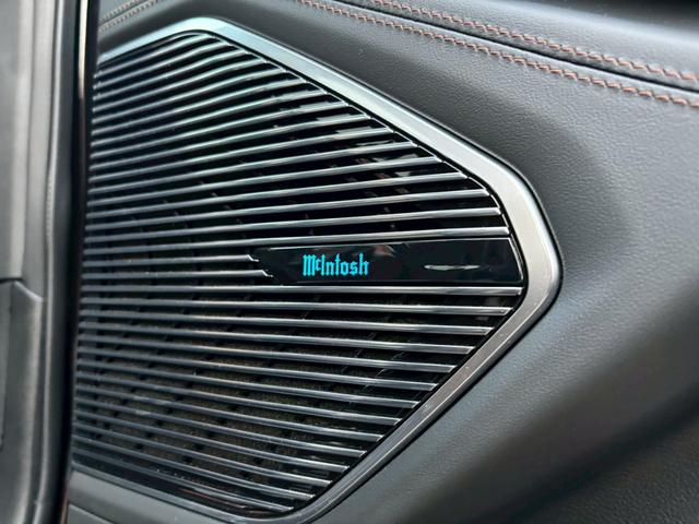 ジープ・グランドチェロキーＬ サミット　リザーブ　黒革／パノラマサンルーフ／シートヒーター／ベンチレーション／Ｍｃｌｎｔｏｓｈサウンド／デジタルインナーミラー／エアサス／純正ナビ・地デジ／全方位カメラ／Ａｐｐｌｅｃａｒｐｌａｙ／電動リアゲート／（6枚目）