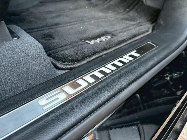 ジープ・グランドチェロキーＬ サミット　リザーブ　黒革／パノラマサンルーフ／シートヒーター／ベンチレーション／Ｍｃｌｎｔｏｓｈサウンド／デジタルインナーミラー／エアサス／純正ナビ・地デジ／全方位カメラ／Ａｐｐｌｅｃａｒｐｌａｙ／電動リアゲート／（7枚目）