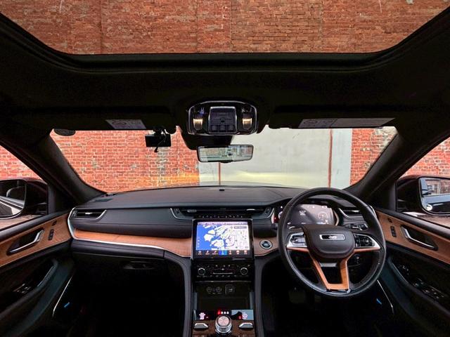 ジープ・グランドチェロキーＬ サミット　リザーブ　黒革／パノラマサンルーフ／シートヒーター／ベンチレーション／Ｍｃｌｎｔｏｓｈサウンド／デジタルインナーミラー／エアサス／純正ナビ・地デジ／全方位カメラ／Ａｐｐｌｅｃａｒｐｌａｙ／電動リアゲート／（8枚目）