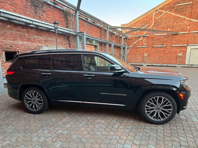 ジープ・グランドチェロキーＬ サミット　リザーブ　黒革／パノラマサンルーフ／シートヒーター／ベンチレーション／Ｍｃｌｎｔｏｓｈサウンド／デジタルインナーミラー／エアサス／純正ナビ・地デジ／全方位カメラ／Ａｐｐｌｅｃａｒｐｌａｙ／電動リアゲート／（13枚目）