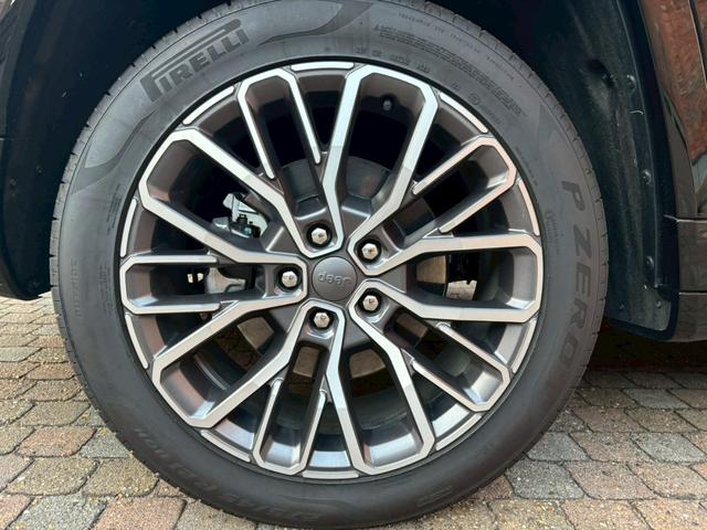 ジープ・グランドチェロキーＬ サミット　リザーブ　黒革／パノラマサンルーフ／シートヒーター／ベンチレーション／Ｍｃｌｎｔｏｓｈサウンド／デジタルインナーミラー／エアサス／純正ナビ・地デジ／全方位カメラ／Ａｐｐｌｅｃａｒｐｌａｙ／電動リアゲート／（17枚目）