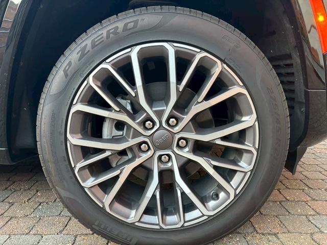 ジープ・グランドチェロキーＬ サミット　リザーブ　黒革／パノラマサンルーフ／シートヒーター／ベンチレーション／Ｍｃｌｎｔｏｓｈサウンド／デジタルインナーミラー／エアサス／純正ナビ・地デジ／全方位カメラ／Ａｐｐｌｅｃａｒｐｌａｙ／電動リアゲート／（18枚目）