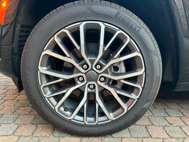 ジープ・グランドチェロキーＬ サミット　リザーブ　黒革／パノラマサンルーフ／シートヒーター／ベンチレーション／Ｍｃｌｎｔｏｓｈサウンド／デジタルインナーミラー／エアサス／純正ナビ・地デジ／全方位カメラ／Ａｐｐｌｅｃａｒｐｌａｙ／電動リアゲート／（19枚目）