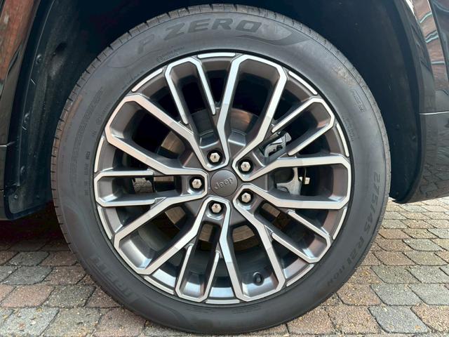 ジープ・グランドチェロキーＬ サミット　リザーブ　黒革／パノラマサンルーフ／シートヒーター／ベンチレーション／Ｍｃｌｎｔｏｓｈサウンド／デジタルインナーミラー／エアサス／純正ナビ・地デジ／全方位カメラ／Ａｐｐｌｅｃａｒｐｌａｙ／電動リアゲート／（20枚目）