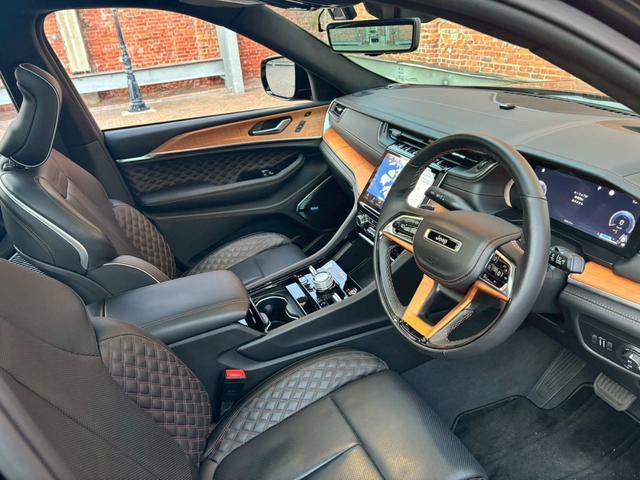 ジープ・グランドチェロキーＬ サミット　リザーブ　黒革／パノラマサンルーフ／シートヒーター／ベンチレーション／Ｍｃｌｎｔｏｓｈサウンド／デジタルインナーミラー／エアサス／純正ナビ・地デジ／全方位カメラ／Ａｐｐｌｅｃａｒｐｌａｙ／電動リアゲート／（21枚目）