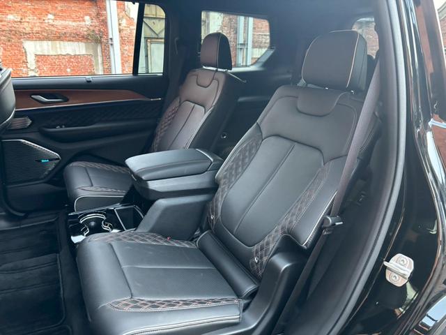 ジープ・グランドチェロキーＬ サミット　リザーブ　黒革／パノラマサンルーフ／シートヒーター／ベンチレーション／Ｍｃｌｎｔｏｓｈサウンド／デジタルインナーミラー／エアサス／純正ナビ・地デジ／全方位カメラ／Ａｐｐｌｅｃａｒｐｌａｙ／電動リアゲート／（23枚目）