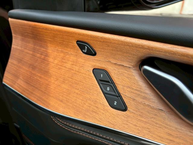 ジープ・グランドチェロキーＬ サミット　リザーブ　黒革／パノラマサンルーフ／シートヒーター／ベンチレーション／Ｍｃｌｎｔｏｓｈサウンド／デジタルインナーミラー／エアサス／純正ナビ・地デジ／全方位カメラ／Ａｐｐｌｅｃａｒｐｌａｙ／電動リアゲート／（25枚目）