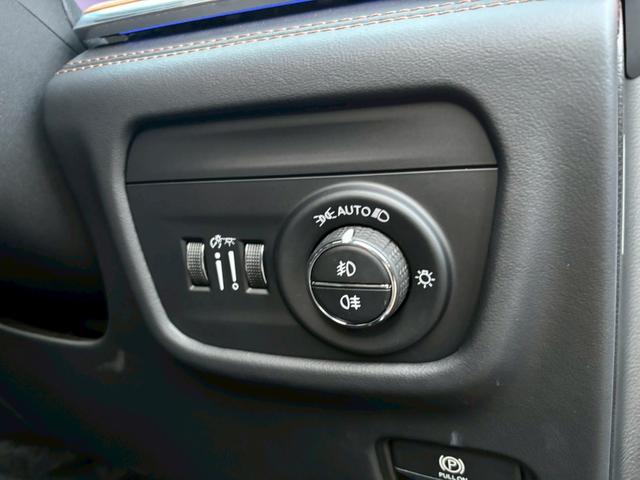 ジープ・グランドチェロキーＬ サミット　リザーブ　黒革／パノラマサンルーフ／シートヒーター／ベンチレーション／Ｍｃｌｎｔｏｓｈサウンド／デジタルインナーミラー／エアサス／純正ナビ・地デジ／全方位カメラ／Ａｐｐｌｅｃａｒｐｌａｙ／電動リアゲート／（31枚目）