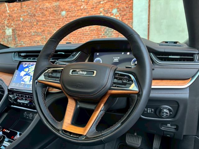 ジープ・グランドチェロキーＬ サミット　リザーブ　黒革／パノラマサンルーフ／シートヒーター／ベンチレーション／Ｍｃｌｎｔｏｓｈサウンド／デジタルインナーミラー／エアサス／純正ナビ・地デジ／全方位カメラ／Ａｐｐｌｅｃａｒｐｌａｙ／電動リアゲート／（32枚目）