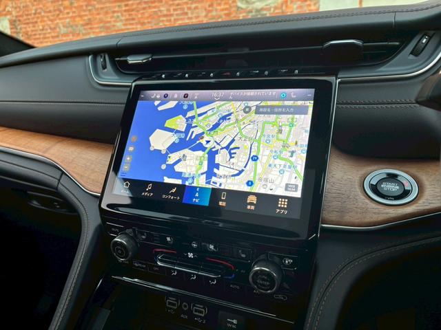 ジープ・グランドチェロキーＬ サミット　リザーブ　黒革／パノラマサンルーフ／シートヒーター／ベンチレーション／Ｍｃｌｎｔｏｓｈサウンド／デジタルインナーミラー／エアサス／純正ナビ・地デジ／全方位カメラ／Ａｐｐｌｅｃａｒｐｌａｙ／電動リアゲート／（35枚目）