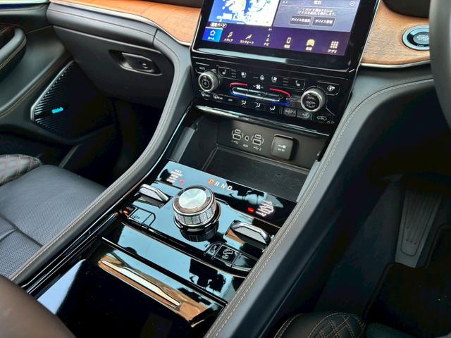 ジープ・グランドチェロキーＬ サミット　リザーブ　黒革／パノラマサンルーフ／シートヒーター／ベンチレーション／Ｍｃｌｎｔｏｓｈサウンド／デジタルインナーミラー／エアサス／純正ナビ・地デジ／全方位カメラ／Ａｐｐｌｅｃａｒｐｌａｙ／電動リアゲート／（43枚目）