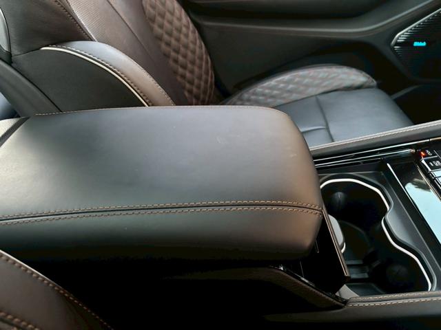 ジープ・グランドチェロキーＬ サミット　リザーブ　黒革／パノラマサンルーフ／シートヒーター／ベンチレーション／Ｍｃｌｎｔｏｓｈサウンド／デジタルインナーミラー／エアサス／純正ナビ・地デジ／全方位カメラ／Ａｐｐｌｅｃａｒｐｌａｙ／電動リアゲート／（50枚目）