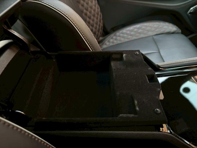 ジープ・グランドチェロキーＬ サミット　リザーブ　黒革／パノラマサンルーフ／シートヒーター／ベンチレーション／Ｍｃｌｎｔｏｓｈサウンド／デジタルインナーミラー／エアサス／純正ナビ・地デジ／全方位カメラ／Ａｐｐｌｅｃａｒｐｌａｙ／電動リアゲート／（51枚目）