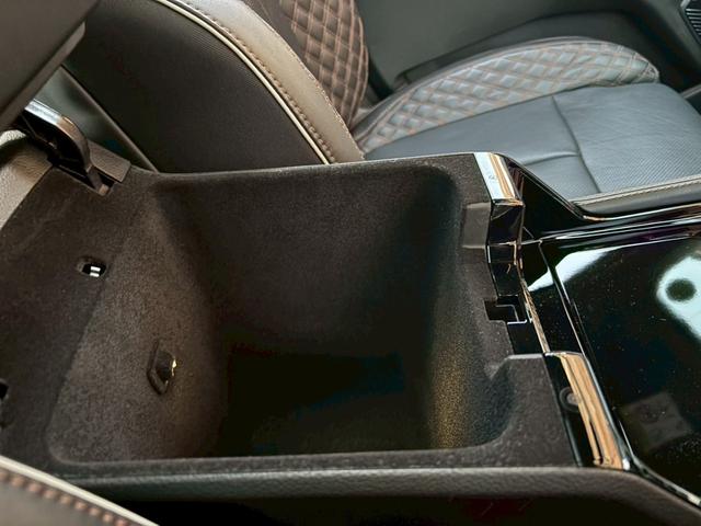 ジープ・グランドチェロキーＬ サミット　リザーブ　黒革／パノラマサンルーフ／シートヒーター／ベンチレーション／Ｍｃｌｎｔｏｓｈサウンド／デジタルインナーミラー／エアサス／純正ナビ・地デジ／全方位カメラ／Ａｐｐｌｅｃａｒｐｌａｙ／電動リアゲート／（52枚目）