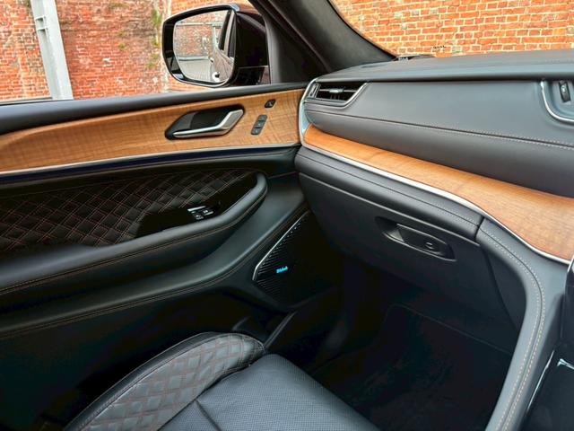 ジープ・グランドチェロキーＬ サミット　リザーブ　黒革／パノラマサンルーフ／シートヒーター／ベンチレーション／Ｍｃｌｎｔｏｓｈサウンド／デジタルインナーミラー／エアサス／純正ナビ・地デジ／全方位カメラ／Ａｐｐｌｅｃａｒｐｌａｙ／電動リアゲート／（53枚目）