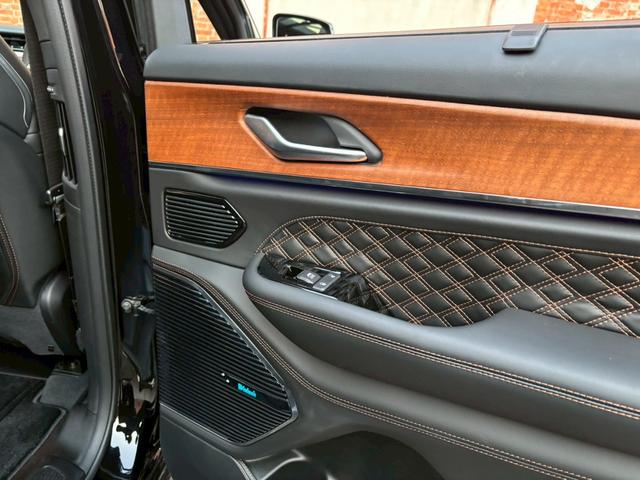 ジープ・グランドチェロキーＬ サミット　リザーブ　黒革／パノラマサンルーフ／シートヒーター／ベンチレーション／Ｍｃｌｎｔｏｓｈサウンド／デジタルインナーミラー／エアサス／純正ナビ・地デジ／全方位カメラ／Ａｐｐｌｅｃａｒｐｌａｙ／電動リアゲート／（57枚目）