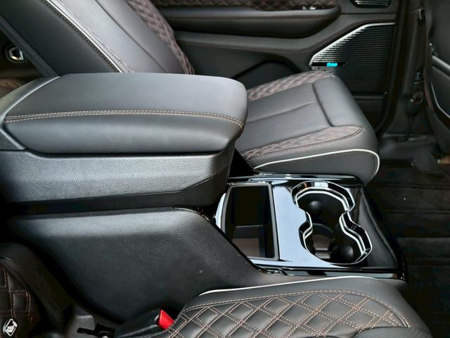 ジープ・グランドチェロキーＬ サミット　リザーブ　黒革／パノラマサンルーフ／シートヒーター／ベンチレーション／Ｍｃｌｎｔｏｓｈサウンド／デジタルインナーミラー／エアサス／純正ナビ・地デジ／全方位カメラ／Ａｐｐｌｅｃａｒｐｌａｙ／電動リアゲート／（61枚目）