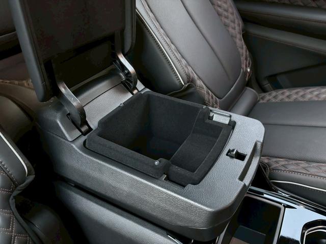 ジープ・グランドチェロキーＬ サミット　リザーブ　黒革／パノラマサンルーフ／シートヒーター／ベンチレーション／Ｍｃｌｎｔｏｓｈサウンド／デジタルインナーミラー／エアサス／純正ナビ・地デジ／全方位カメラ／Ａｐｐｌｅｃａｒｐｌａｙ／電動リアゲート／（62枚目）