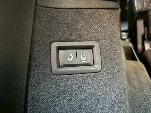 ジープ・グランドチェロキーＬ サミット　リザーブ　黒革／パノラマサンルーフ／シートヒーター／ベンチレーション／Ｍｃｌｎｔｏｓｈサウンド／デジタルインナーミラー／エアサス／純正ナビ・地デジ／全方位カメラ／Ａｐｐｌｅｃａｒｐｌａｙ／電動リアゲート／（63枚目）