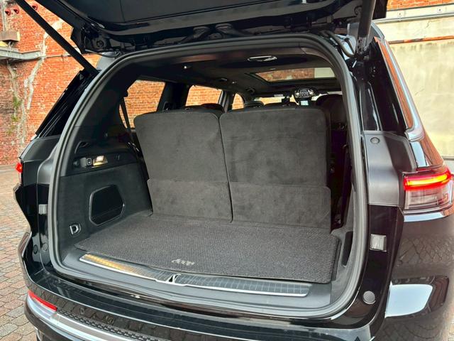 ジープ・グランドチェロキーＬ サミット　リザーブ　黒革／パノラマサンルーフ／シートヒーター／ベンチレーション／Ｍｃｌｎｔｏｓｈサウンド／デジタルインナーミラー／エアサス／純正ナビ・地デジ／全方位カメラ／Ａｐｐｌｅｃａｒｐｌａｙ／電動リアゲート／（66枚目）