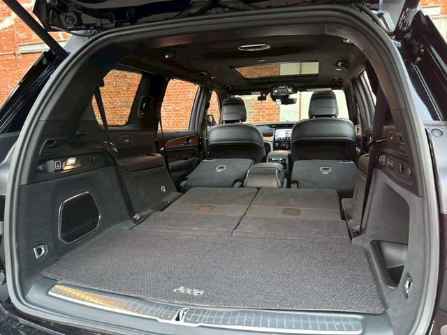 ジープ・グランドチェロキーＬ サミット　リザーブ　黒革／パノラマサンルーフ／シートヒーター／ベンチレーション／Ｍｃｌｎｔｏｓｈサウンド／デジタルインナーミラー／エアサス／純正ナビ・地デジ／全方位カメラ／Ａｐｐｌｅｃａｒｐｌａｙ／電動リアゲート／（68枚目）