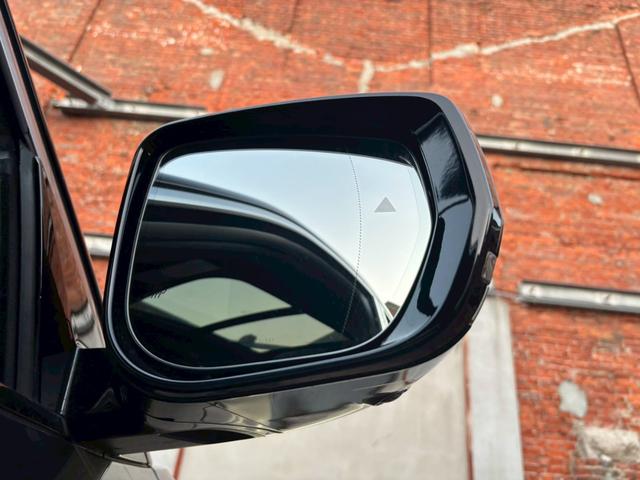 ジープ・グランドチェロキーＬ サミット　リザーブ　黒革／パノラマサンルーフ／シートヒーター／ベンチレーション／Ｍｃｌｎｔｏｓｈサウンド／デジタルインナーミラー／エアサス／純正ナビ・地デジ／全方位カメラ／Ａｐｐｌｅｃａｒｐｌａｙ／電動リアゲート／（75枚目）