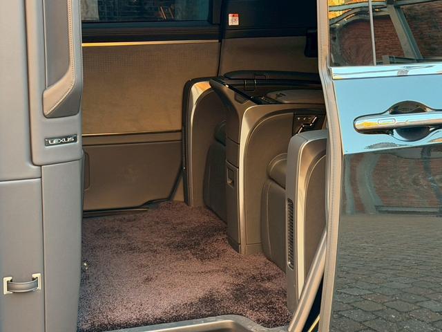 ＬＭ ＬＭ５００ｈ　エグゼクティブ　モデリスタエアロ／４８インチ後席スクリーン／１９インチ純正ＡＷ／ガラスルーフ／マークレビンソン／全周囲カメラ／デジタルインナーミラー／ユニバーサルステップ／グラファイトブラックガラスフレーク（69枚目）