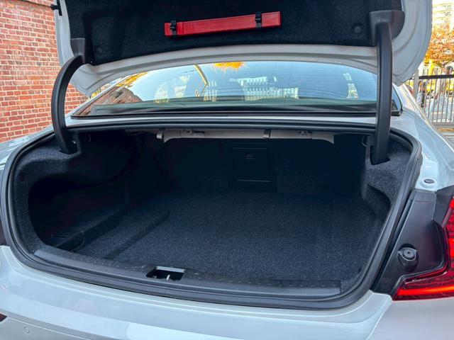 Ｓ６０ Ｂ５　Ｒデザイン　黒革シート／３６０°ビューカメラ／禁煙車／インテリセーフ／シートヒーター／純正９インチナビ／ＡｐｐｌｅＣａｒＰｌａｙ／Ｂｌｕｅｔｏｏｔｈ／フルセグＴＶ／パワーバックドア／ＬＥＤヘッドライト（3枚目）