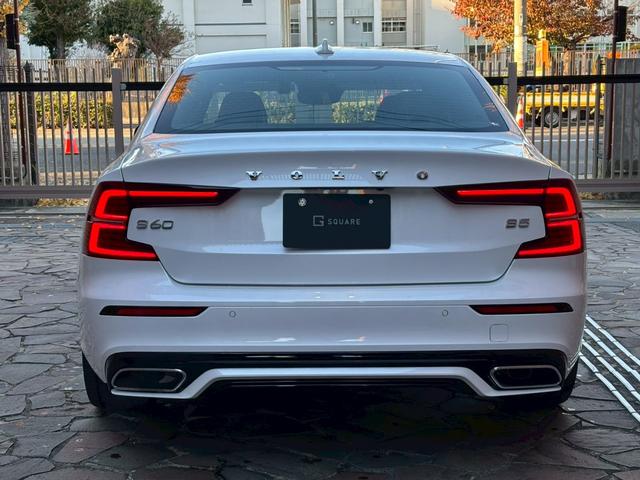 Ｓ６０ Ｂ５　Ｒデザイン　黒革シート／３６０°ビューカメラ／禁煙車／インテリセーフ／シートヒーター／純正９インチナビ／ＡｐｐｌｅＣａｒＰｌａｙ／Ｂｌｕｅｔｏｏｔｈ／フルセグＴＶ／パワーバックドア／ＬＥＤヘッドライト（4枚目）