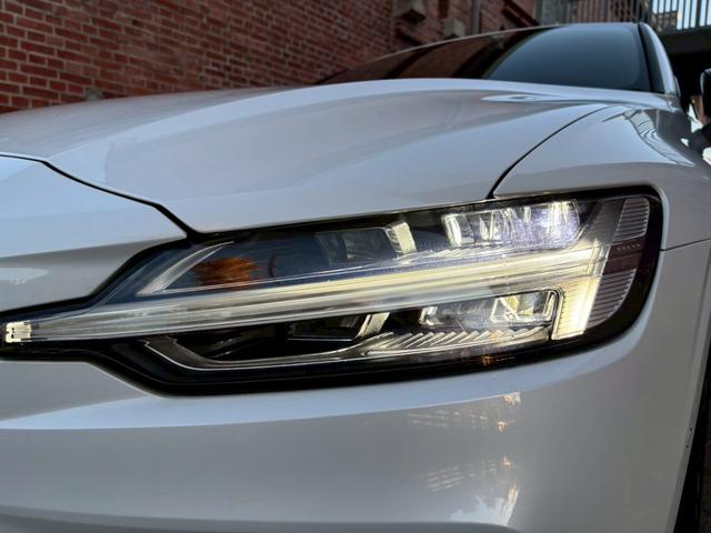 Ｓ６０ Ｂ５　Ｒデザイン　黒革シート／３６０°ビューカメラ／禁煙車／インテリセーフ／シートヒーター／純正９インチナビ／ＡｐｐｌｅＣａｒＰｌａｙ／Ｂｌｕｅｔｏｏｔｈ／フルセグＴＶ／パワーバックドア／ＬＥＤヘッドライト（9枚目）