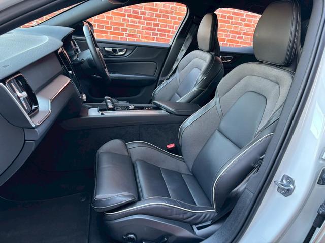 Ｓ６０ Ｂ５　Ｒデザイン　黒革シート／３６０°ビューカメラ／禁煙車／インテリセーフ／シートヒーター／純正９インチナビ／ＡｐｐｌｅＣａｒＰｌａｙ／Ｂｌｕｅｔｏｏｔｈ／フルセグＴＶ／パワーバックドア／ＬＥＤヘッドライト（11枚目）