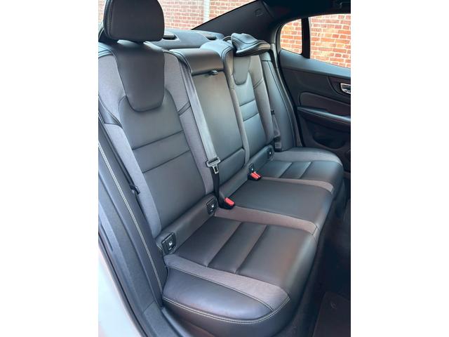 Ｓ６０ Ｂ５　Ｒデザイン　黒革シート／３６０°ビューカメラ／禁煙車／インテリセーフ／シートヒーター／純正９インチナビ／ＡｐｐｌｅＣａｒＰｌａｙ／Ｂｌｕｅｔｏｏｔｈ／フルセグＴＶ／パワーバックドア／ＬＥＤヘッドライト（14枚目）