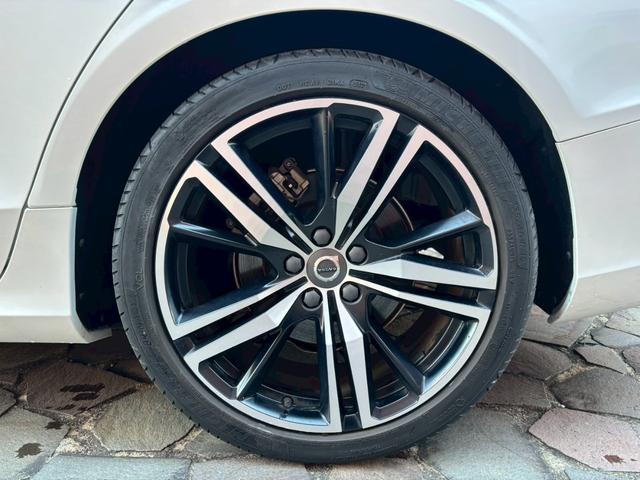 Ｓ６０ Ｂ５　Ｒデザイン　黒革シート／３６０°ビューカメラ／禁煙車／インテリセーフ／シートヒーター／純正９インチナビ／ＡｐｐｌｅＣａｒＰｌａｙ／Ｂｌｕｅｔｏｏｔｈ／フルセグＴＶ／パワーバックドア／ＬＥＤヘッドライト（26枚目）