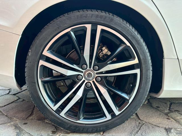 Ｓ６０ Ｂ５　Ｒデザイン　黒革シート／３６０°ビューカメラ／禁煙車／インテリセーフ／シートヒーター／純正９インチナビ／ＡｐｐｌｅＣａｒＰｌａｙ／Ｂｌｕｅｔｏｏｔｈ／フルセグＴＶ／パワーバックドア／ＬＥＤヘッドライト（28枚目）