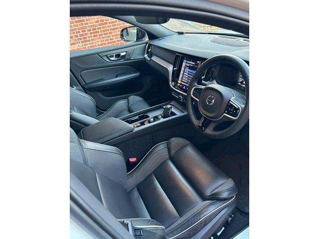 Ｓ６０ Ｂ５　Ｒデザイン　黒革シート／３６０°ビューカメラ／禁煙車／インテリセーフ／シートヒーター／純正９インチナビ／ＡｐｐｌｅＣａｒＰｌａｙ／Ｂｌｕｅｔｏｏｔｈ／フルセグＴＶ／パワーバックドア／ＬＥＤヘッドライト（32枚目）