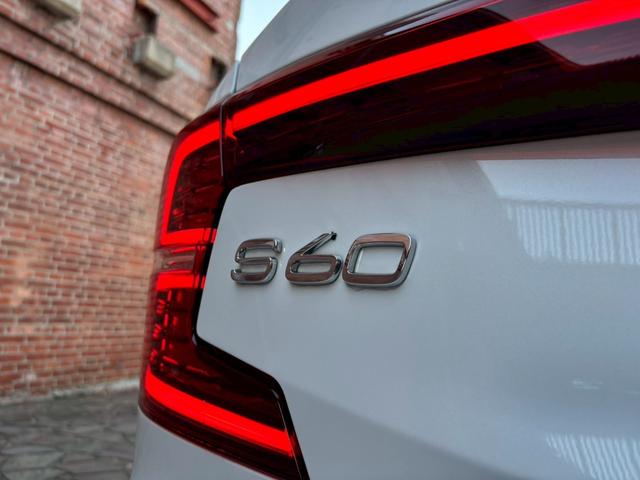 Ｓ６０ Ｂ５　Ｒデザイン　黒革シート／３６０°ビューカメラ／禁煙車／インテリセーフ／シートヒーター／純正９インチナビ／ＡｐｐｌｅＣａｒＰｌａｙ／Ｂｌｕｅｔｏｏｔｈ／フルセグＴＶ／パワーバックドア／ＬＥＤヘッドライト（38枚目）