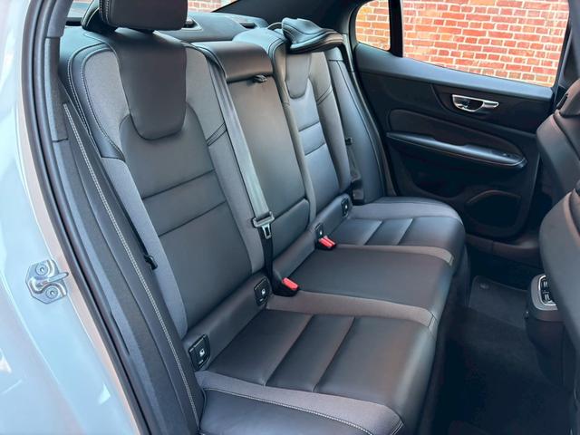 Ｓ６０ Ｂ５　Ｒデザイン　黒革シート／３６０°ビューカメラ／禁煙車／インテリセーフ／シートヒーター／純正９インチナビ／ＡｐｐｌｅＣａｒＰｌａｙ／Ｂｌｕｅｔｏｏｔｈ／フルセグＴＶ／パワーバックドア／ＬＥＤヘッドライト（46枚目）