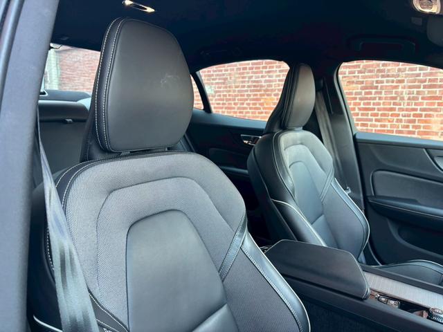 Ｓ６０ Ｂ５　Ｒデザイン　黒革シート／３６０°ビューカメラ／禁煙車／インテリセーフ／シートヒーター／純正９インチナビ／ＡｐｐｌｅＣａｒＰｌａｙ／Ｂｌｕｅｔｏｏｔｈ／フルセグＴＶ／パワーバックドア／ＬＥＤヘッドライト（51枚目）