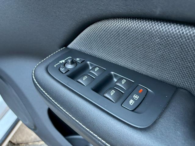 Ｓ６０ Ｂ５　Ｒデザイン　黒革シート／３６０°ビューカメラ／禁煙車／インテリセーフ／シートヒーター／純正９インチナビ／ＡｐｐｌｅＣａｒＰｌａｙ／Ｂｌｕｅｔｏｏｔｈ／フルセグＴＶ／パワーバックドア／ＬＥＤヘッドライト（67枚目）