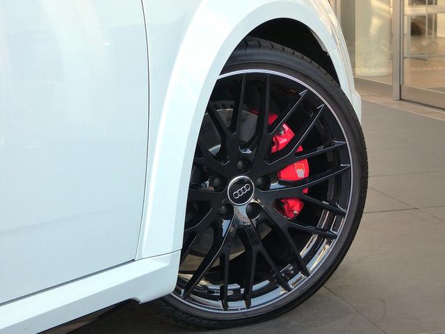 ●オシャレは足元から。サスペンションは硬すぎずしなやかな乗り心地に貢献しています。さらにローアンドワイドの佇まいがスポーティ！