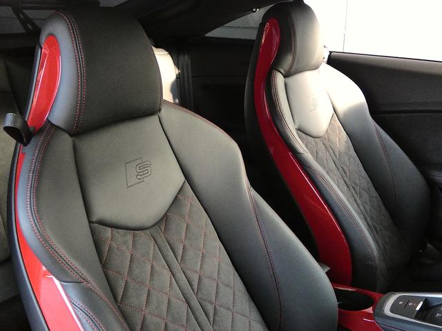 クオリティの高いシートを採用するのは、Ａｕｄｉのクルマづくりの哲学のひとつです。特に座り心地が重要です。体の大きなドイツ人が座っても頑丈な耐久性があります。。しかも肌触りも良く高級家具のようです。